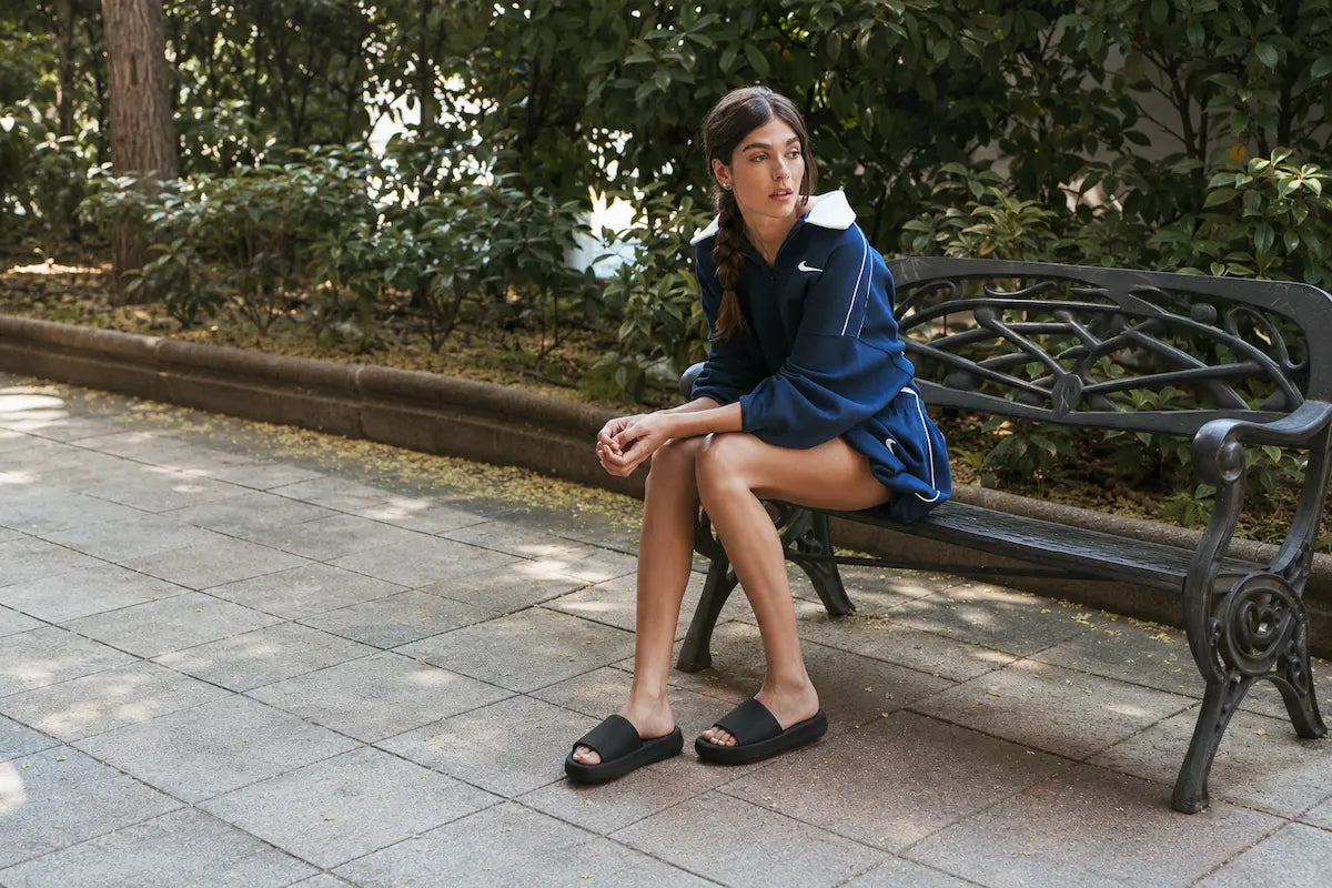 Chanclas de mujer que van más allá de la playa: 5 looks para el día a día