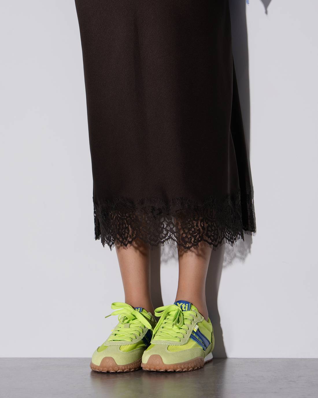 Zapatilla de mujer plano Xti 14505901