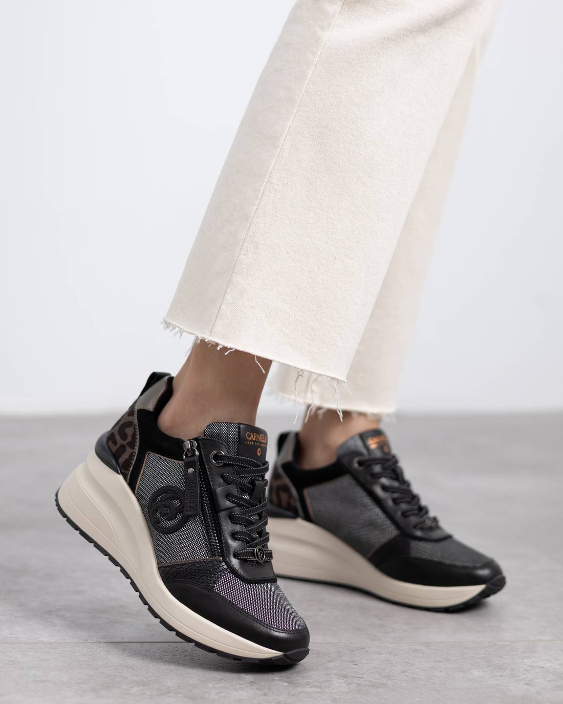 Zapatilla de mujer con cuña Carmela 16252101