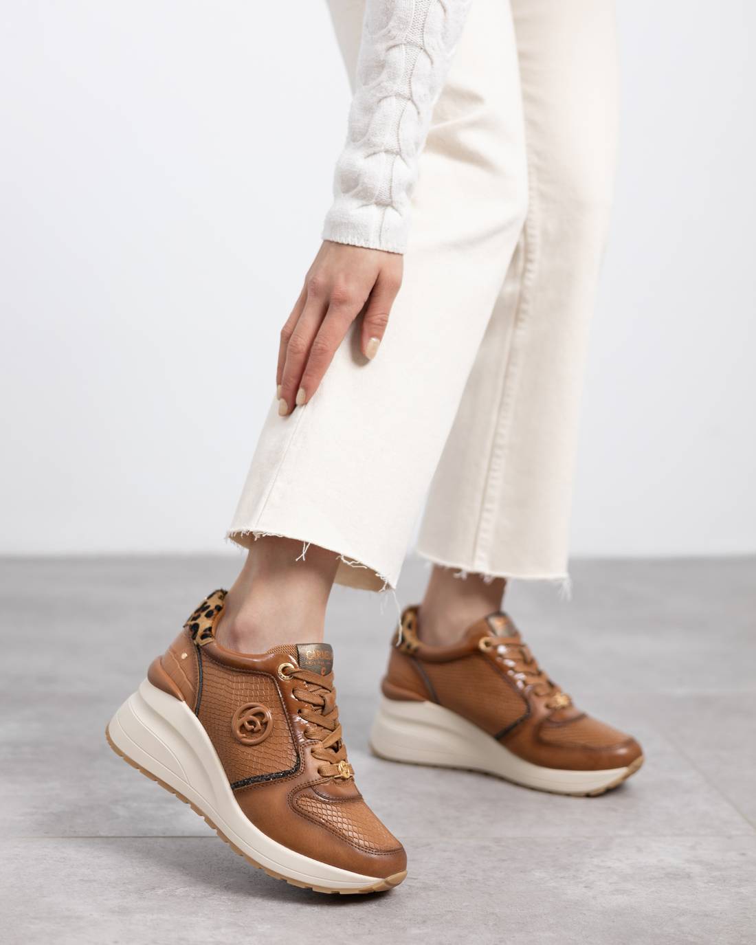 Zapatilla de mujer con cuña Carmela 16244403