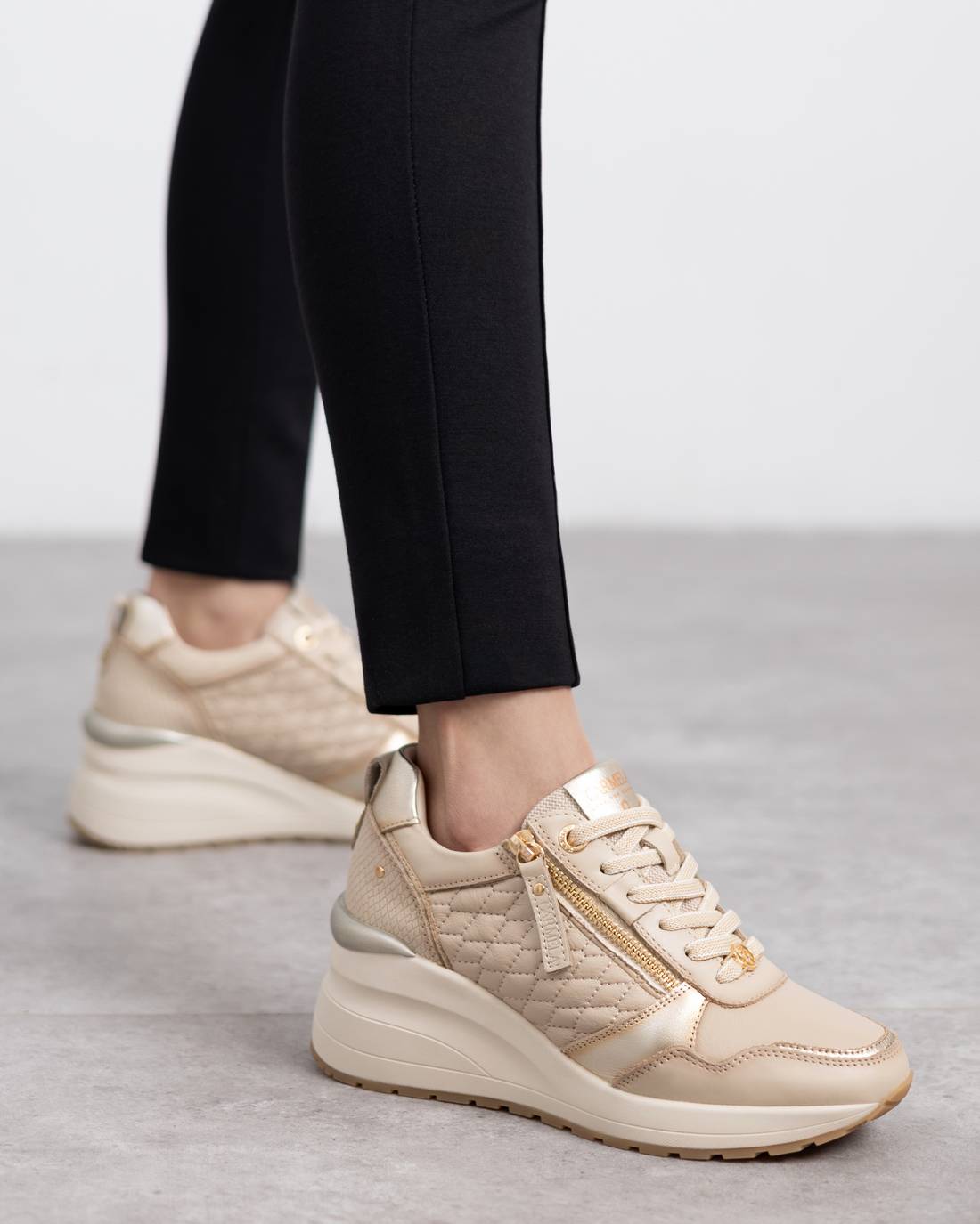 Zapatilla de mujer con cuña Carmela 16244603