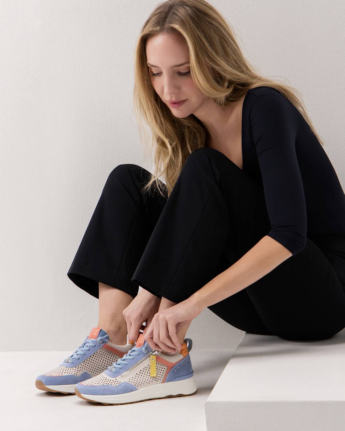 Zapatilla de mujer con cuña Carmela 16309806